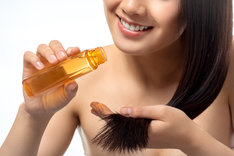 Olejowanie włosów jest prostym i efektownym zabiegiem pielęgnacyjnym