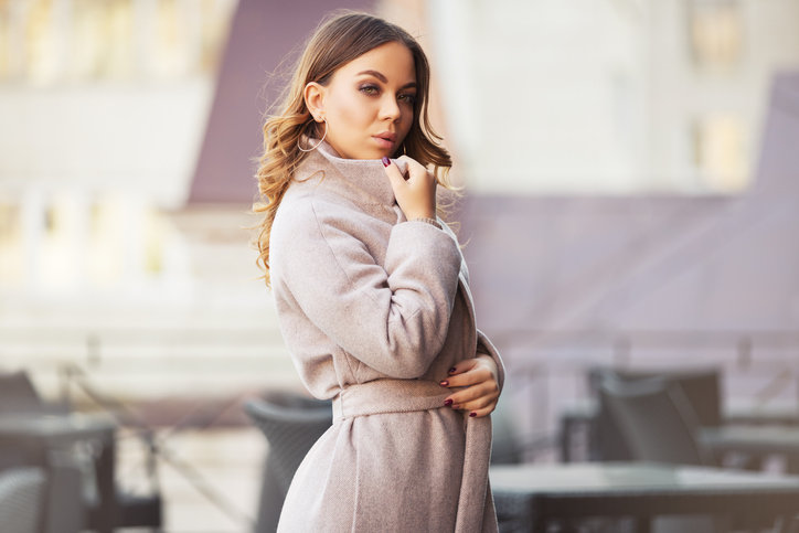 W stylizacjach na zimę 2019 najczęściej możesz znaleźć modne beżowe płaszcze.