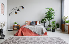 Lampki do sypialni powinny nie tylko rozjaśniać pomieszczenie, ale również pasować stylistycznie.