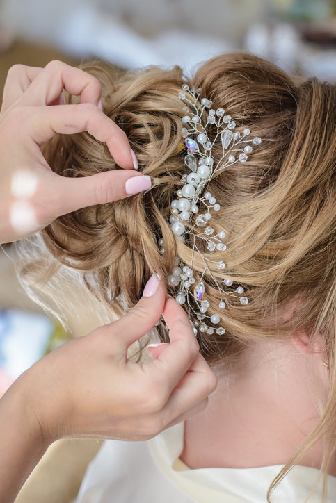Ozdoby ślubne do włosów muszą być dopasowane do fryzury oraz sukni ślubnej.