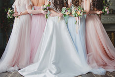 Sukienki dla druhen powinny być dopasowane do motywu przewodniego wesela.