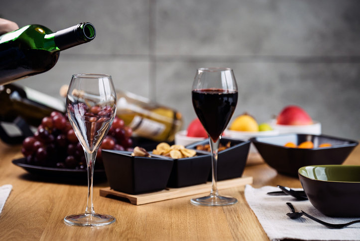 Wino można otworzyć na wiele sposobów bez korkociągu.