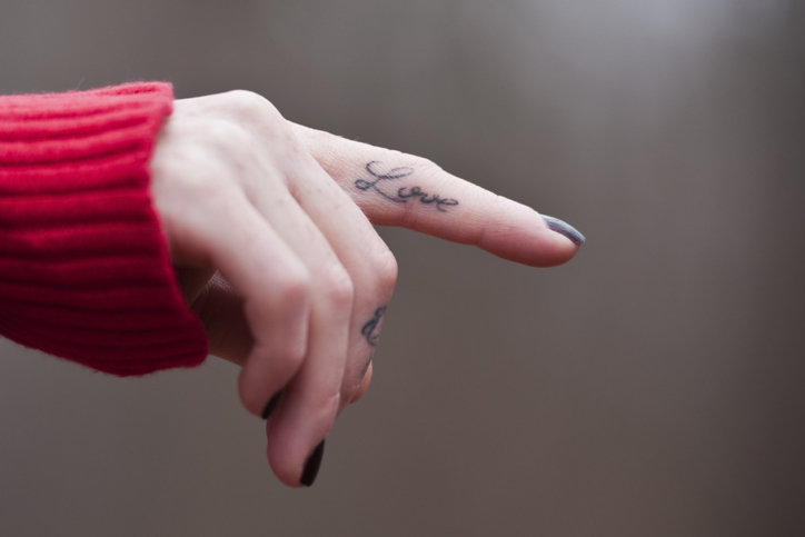 Tatuaże na palcach po pewnym czasie bledną i trzeba je poprawiać
