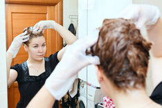 Na farbowanie włosów w domu decyduje się coraz więcej kobiet