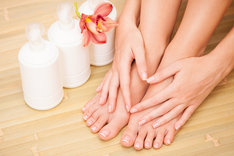 Lakier na grzybicę paznokci ułatwia domowe leczenie dłoni i stóp.