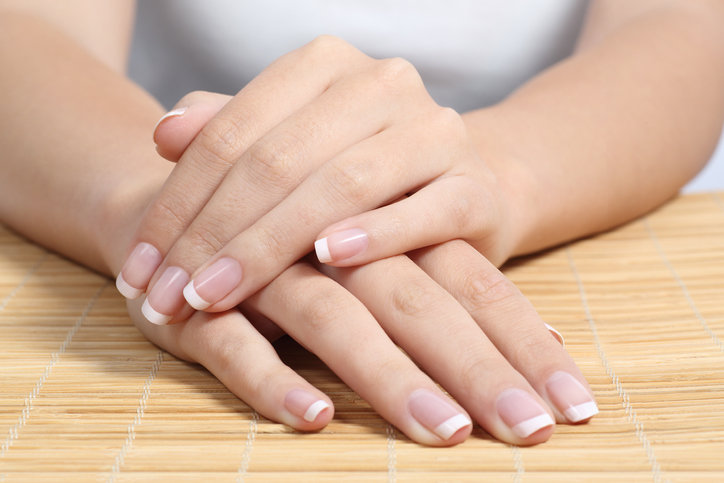 Klasyczny french manicure powraca do łask w sezonie jesienno-zimowym.