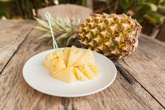 Obieranie ananasa nie jest aż takie trudne, ale potrzebny jest do tego ostry nóż.