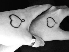Tatuaże dla par wyrażają szczere uczucia oraz przywiązanie do drugiej osoby.