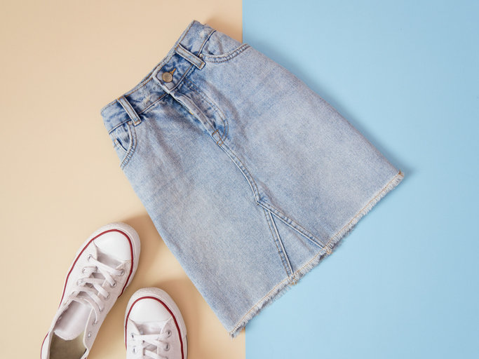 Spódnica jeansowa powróciła z wielkim triumfem do najnowszych trendów.