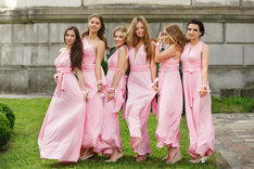 Sukienka maxi na wesele to eleganckie rozwiązanie dla wielu kobiet.