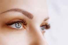 Serum do rzęs poprawi kondycję włosków wokół oczu oraz wyraźnie wzmocni rzęsy po zabiegach kosmetycznych