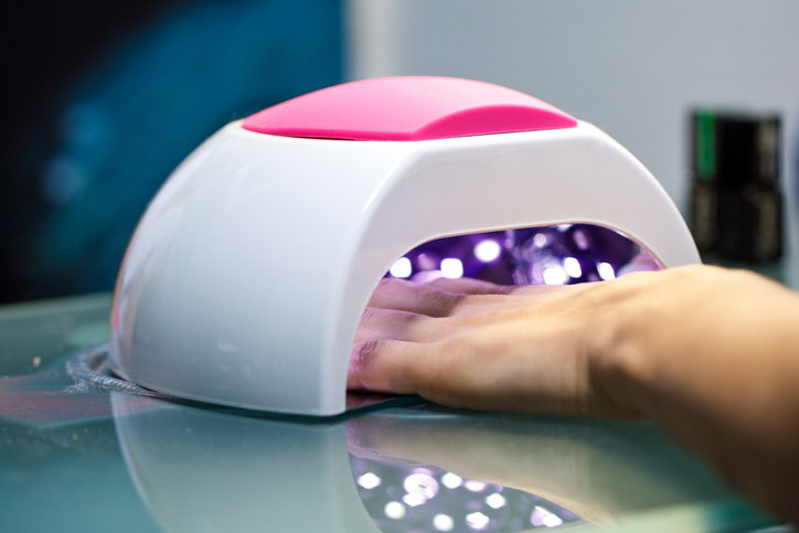 Lampa hybrydowa to podstawowy przyrząd pozwalający na uzyskanie idealnego manicure.