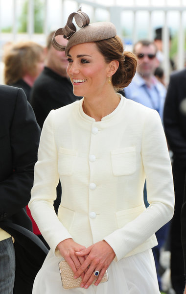 8. Kate MiddletonOd momentu wejścia w związek małżeński z księciem Williamem, Kate Middleton jest atrakcyjnym tematem dyskusji wielu kolorowych pism oraz portali plotkarskich. Księżna Middleton posiada niewielką bliznę po lewej stronie skroni, którą często zasłania grzywką. Jej rzecznik potwierdził, że jest to wynik poważnego urazu twarzy w dzieciństwie. Niestety dalsze szczegóły dotyczące tego tematu nie zostały przedstawione.