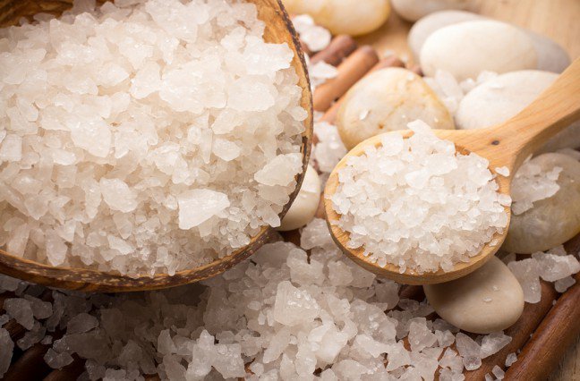 4. Sól morskaSól morska cechuje się dużą zawartością składników mineralnych niezbędnych dla prawidłowego funkcjonowania skóry. Można ją wykorzystać do wykonania kąpieli solankowej, która redukuje napięcie mięśni związane z przemęczeniem i stresem, a także działa oczyszczająco na skórę. Wystarczy dodać niepełną szklankę soli do wanny wypełnionej ciepłą wodą.