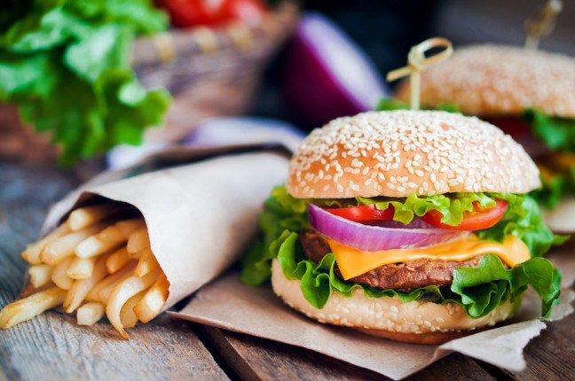 7. Jedzenie może sprzyjać powstawaniu choróbWarto ograniczyć do minimum spożywanie żywności typu fast food. Badania naukowe potwierdzają, że produkty żywnościowe należące do tej grupy niestety sprzyjają otyłości, chorobom układu sercowo-naczyniowego, a nawet nowotworom. Należy również unikać produktów mocno wysmażonych czy przypalonych, gdyż w trakcie tak mocnej obróbki cieplnej dochodzi do powstawania w ich obrębie silnie rakotwórczych związków.