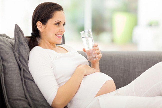 9. Napoje podczas ciążyPodczas ciąży należy uważać nie tylko na to, co się je, ale również na to, co się pije. Drinki są oczywiście zakazane, ale jest wiele innych napojów do wyboru, które są zdrowe i nawodnią organizm.