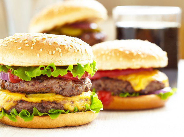 4. Fast foodyFast foody nie bez powodu są unikane na typowej diecie wegańskiej. Produkty te są niekorzystne dla zdrowia, gdyż sprzyjają otyłości oraz związanymi z nią chorobami serca. Poza tym żywność ta jest rakotwórcza.