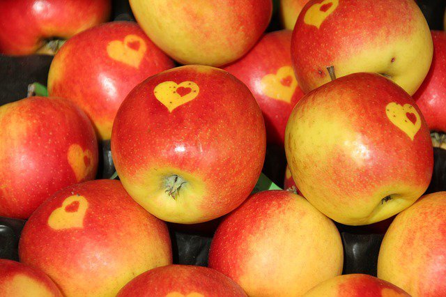 8. Jabłka obniżają cholesterolJedno średnie jabłko to około 4 gramy błonnika. Część tej substancji występuje w formie pektyny, która obniża zły cholesterol. Dzieje się tak, ponieważ blokuje ona wchłanianie złego cholesterolu, co pomaga organizmowi zużywać go zamiast magazynować.
