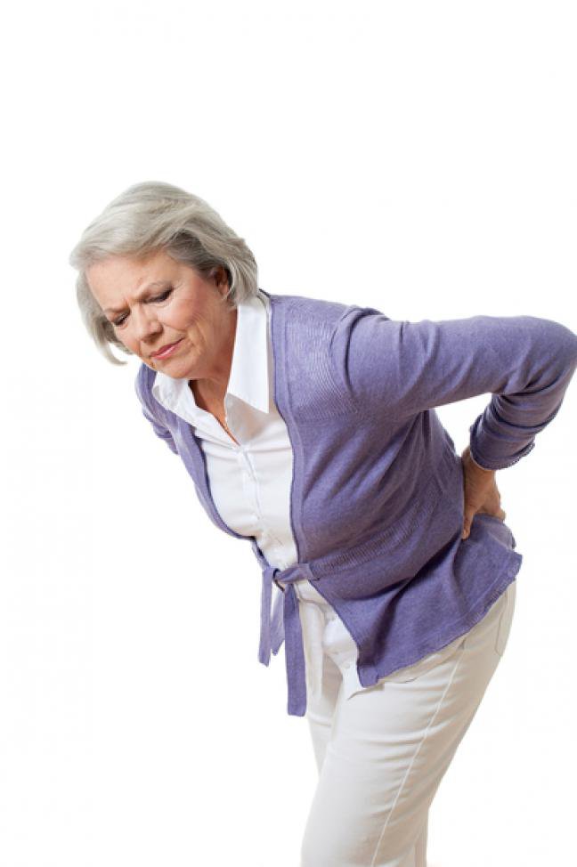 9. OsteoporozaOsteoporoza to stan, kiedy kości stają się słabe i kruche. W czasie menopauzy kobiety zaczynają tracić masę kości, ale choroba dotyka także mężczyzn. Pierwszym symptomem jest zazwyczaj bolesne złamanie nawet przy małym upadku, uderzeniu lub nagłym zwichnięciu. Osteoporozie można zapobiegać. Specjalny rentgen DXA może zmierzyć siłę kości i wykryć osteoporozę. Pomoże to w uniknięciu ryzyka późniejszych złamań. Takie badanie polecane jest kobietom, które ukończyły 65 lat. Jeśli jesteś w grupie ryzyka, takie badanie może być potrzebne wcześniej.