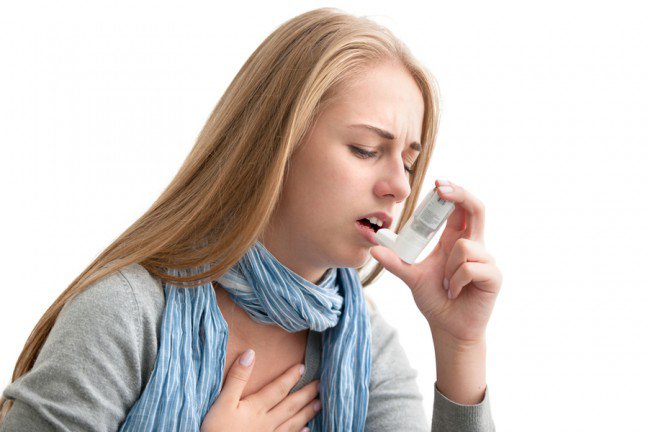 10. Co wywołuje atak astmy?
                                                    10. Co wywołuje atak astmy?
                                                                                                            Istnieje kilka powszechnie znanych czynników, których astmatycy powinni unikać: forsowne ćwiczenia, zimne powietrze, roztocza, pyłki, dym papierosowy, pleśń oraz łupież zwierzęcy. A czy burza, ulubiona świeczka zapachowa lub aspiryna mogą spowodować atak astmy? Różne dziwne rzeczy mogą go wywołać, więc jeśli jesteś astmatykiem, sprawdzaj, co wpływa na ciebie i unikaj tych czynników lub przygotuj się na potencjalny atak. Oto 9 zaskakujących czynników mogących wywołać atak astmy.
                                                                        