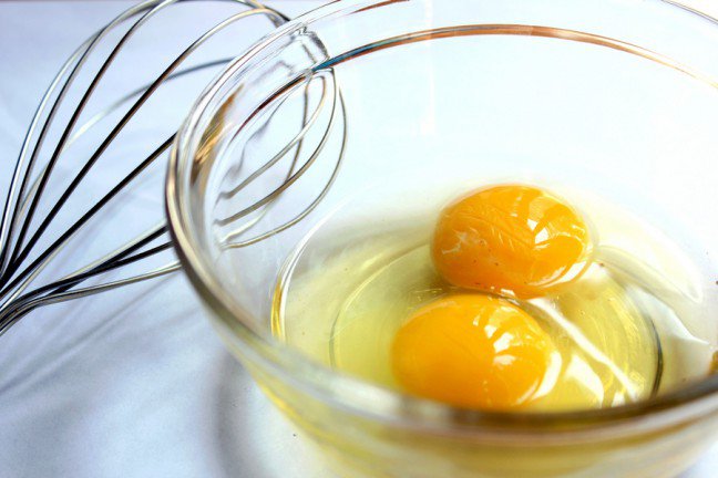 10. Żółtka jaj podnoszą poziom cholesterolu?Badania naukowe potwierdziły brak związku pomiędzy wysokim poziomem cholesterolu we krwi a częstotliwością spożywania kurzych jaj. Cholesterol jest syntetyzowany w organizmie człowieka w wątrobie i najczęstszą przyczyną jego podwyższenia są czynniki genetyczne lub nadmiar tłuszczów nasyconych w diecie, których z kolei w jajach jest akurat niewiele.