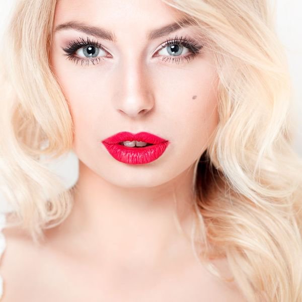 10. Pełne usta = seksowny wyglądKażda kobieta dąży do tego, aby jej makijaż sprawił, że usta będą wyglądać na pełniejsze, a dzięki temu bardziej seksowne. Poznaj proste sztuczki makijażowe, które pomogą ci uzyskać efekt kuszących ust.