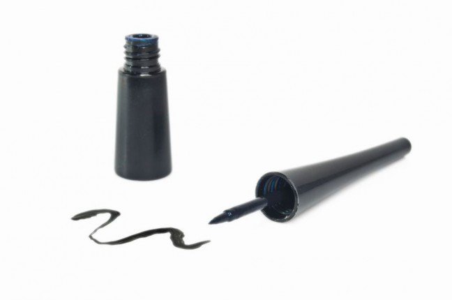 3. Eyeliner na takJeżeli jesteś miłośniczką kreski na powiece wykonanej przy użyciu eyelinera to wcale nie musisz z niej rezygnować wykonując makijaż biurowy. Istotne jest to, aby była ona cienka i miała stosowny kolor – najlepiej czarny lub brązowy.
