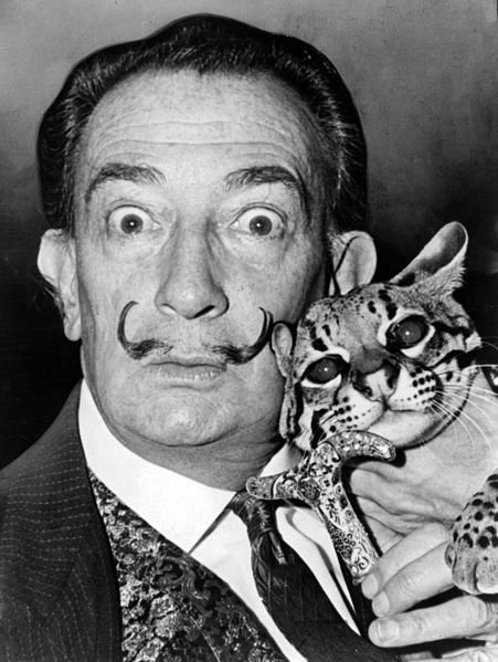 3. Salvador Dali
3. Salvador Dali
Mistrz surrealizmu wynalazł mikrodrzemkę, która trwa jedynie kilka sekund. Zwykł on robić to w pozycji siedzącej, trzymając w ręce klucz, a kiedy zasypiał zupełnie, klucz lądował na podłodze. Dźwięk klucza upadającego na podłogę budził go, a on sam rzekomo był wypoczęty i gotowy do działania.