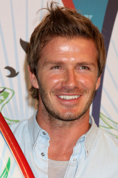 6. David Beckham
6. David Beckham
David Beckham znany jest obecnie bardziej z dobrego wyglądu i eleganckiego stylu niż osiągnięć na boisku. Porównując jednak zdjęcia z przeszłości, można zauważyć, że piłkarz nie cieszył się zawsze śnieżnobiałym uśmiechem.