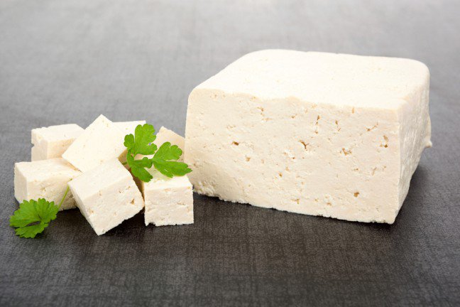 10. TofuTofu zawiera 7 gramów białka na 1⁄2 kubka. Tofu to nic innego jak twarożek sojowy, a soja – jak wiadomo – to jeden z najpopularniejszych produktów wegetariańskich, który zawiera mnóstwo białka.