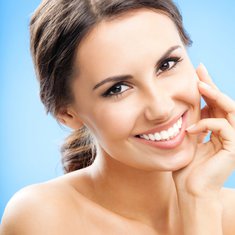 14. Marzysz o pięknym uśmiechu?Przekonaj się, co aparat ortodontyczny, korony, licówki, wybielanie zębów, mosty, implanty, korekta konturu dziąseł lub całkowita przemiana dentystyczna mogą zdziałać.