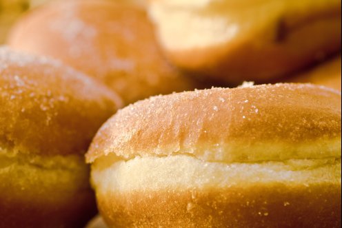 Pączek – ciasto drożdżowe w kształcie kuli (lekko spłaszczonej), nadziewane klasycznie konfiturą z róży. Coraz częściej pączki nadziewane są innymi specjałami, jak budyń, dżem wiśniowy, likier. W Polsce, największa sprzedaż pączków przypada oczywiście na Tłusty Czwartek.