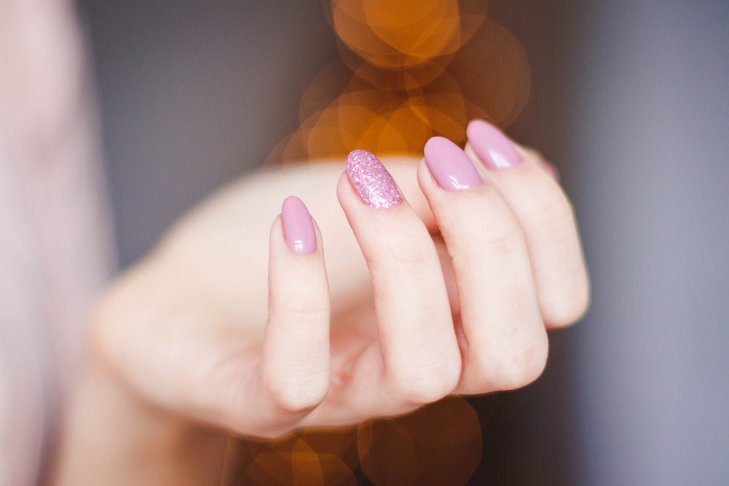 Różowe paznokcie mogą wykorzystywać różnorodne stylizacje, dzięki czemu nigdy się nie nudzą
