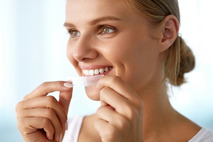 Paski wybielające są domową alternatywą dla stomatologicznego zabiegu wybielania zębów