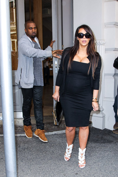 1. Kim Kardashian i Kanye West
1. Kim Kardashian i Kanye West
Młodzi rodzice nie mają wiele czasu na sen. W związku z tym, drzemią razem z córeczką North każdego dnia.