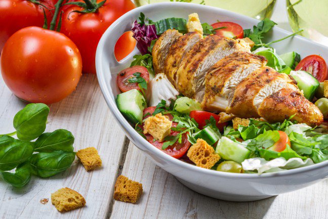 1. Zdrowa dietaZdrowa dieta to taka, która jest różnorodna, a produkty jedzone są powoli i z umiarem. Zdrowa dieta nie zabrania pewnych produktów, nawet tych wysokokalorycznych. Należy jednak pamiętać, że są produkty, które można spożywać zawsze, czasami i rzadko, ale każdy z nich może być zawarty w diecie.