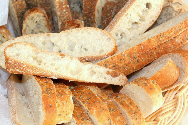 10. Biały chlebBiały chleb ma złą reputację ze względu na to, czego nie ma – błonnika i protein, nie zapominajmy jednak o tym, co ma – 240 mg sodu w jednej kromce. Nie wydaje się to dużą ilością, ale zamienia się to w 408 mg w połączeniu z wędliną lub słonym masłem orzechowym. Sięgaj po chleb pełnoziarnisty, który zawiera 132 mg sodu na kromkę.