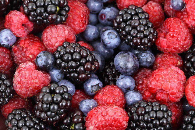 10. Dobroczynny wpływ owoców jagodowych na organizm człowiekaZarówno świeże, jak i mrożone owoce jagodowe stanowią źródło cennych dla naszego organizmu składników. Mogą one spowalniać procesy starzenia, zwiększać odporność organizmu na działanie drobnoustrojów chorobotwórczych, a także chronić ustrój człowieka przed chorobami układowymi. Zastanawiasz się, które owoce jagodowe będą najlepsze dla ciebie?