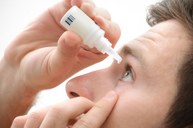 9. Krople do oczuJeśli objawy alergii sprawiają, że pocierasz oczy, krople mogą pomóc. Łagodzą one stany zapalne, swędzenie, łzawienie i opuchliznę.