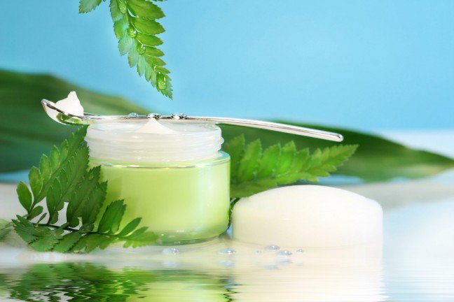 7. Zaprzestanie używania produktu po 1 razieW przypadku niektórych produktów, takich jak szminka, cień do powiek czy lakier do włosów wiadomo od razu, czy nam pasują, czy nie. Jednak pielęgnacja skóry zajmuje więcej czasu, więc jednorazowe użycie nie wystarczy, aby osiągnąć zamierzony efekt. Komórki skóry odnawiają się raz w miesiącu lub co 40 dni, jeśli masz 40 lat. Aby zobaczyć efekt działania produktu, należy używać go codziennie rano i wieczorem przez 6–8 tygodni. Jeśli po 2 miesiącach nie widzisz zamierzonej poprawy, zwróć się do specjalisty o pomoc.
