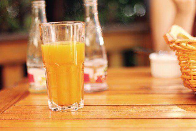 9. Nie daj się zwieść sokomJeżeli sądzisz, że wypicie szklanki soku pomarańczowego jest dobrym wyborem na śniadanie – zastanów się, gdyż wiele soków dostępnych w sklepie zawiera mnóstwo cukru. Zdrowa porcja soku pomarańczowego to ta, którą można wycisnąć z jednej pomarańczy. Lepszym wyborem może być po prostu szklanka wody lub pomarańcza. Cały owoc dostarcza wszystkie witaminy i minerały soku oraz błonnik, który poskramia głód.