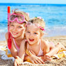 Jak bezpiecznie spędzić czas z dzieckiem na plaży?