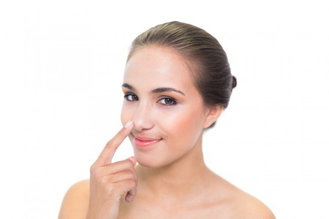 7. Wydzielina z nosa to nie tylko powód do śmiechu
                                                    7. Wydzielina z nosa to nie tylko powód do śmiechu
                                                                                                            Wydzielina z nosa ma ważną funkcję – ma nawilżać nozdrza. Im bardziej suche nozdrza, tym bardziej podatnym jest się na infekcje. Można potraktować śluz jako osłonkę, która chroni powierzchnię w środku nosa oraz jamę ustną, co sprawia, że zatrzymuje bakterie i alergeny, zanim dotrą do dróg oddechowych i spowodują symptomy. Wydzielina z nosa i flegma nasycone są silnymi przeciwwirusowymi oraz antybakteryjnymi substancjami, które pomagają nam pozostawać w dobrym zdrowiu.
                                                                        