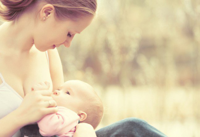 10. Jak stres wpływa na kobiety
10. Jak stres wpływa na kobiety
Efekt hormonu antystresowego oksytocyny, który produkowany jest podczas porodu, karmienia piersią oraz w przypadku obu płci podczas orgazmu, wzmacniany jest przez estrogen, a osłabiany przez testosteron, co oznacza, że pomaga kobietom bardziej niż mężczyznom. Haczyk w tym, że kobiety potrzebują więcej oksytocyny niż mężczyźni, aby zachować zdrowie emocjonalne.