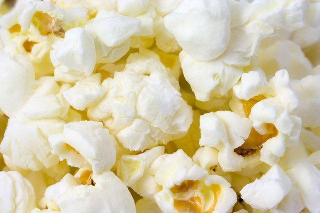7. Popcorn ma mnóstwo białkaPopcorn ma więcej protein i fosforu niż chipsy ziemniaczane i więcej żelaza niż jajka czy szpinak!