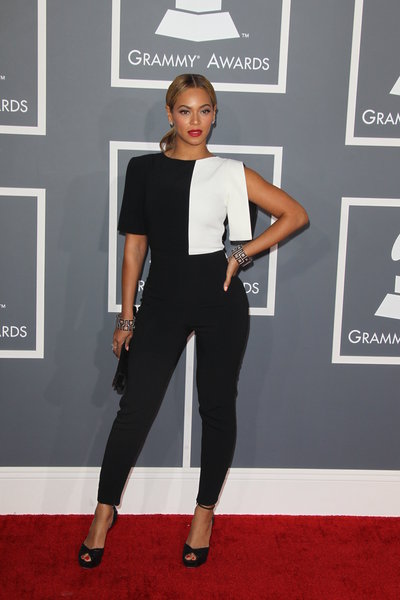 1. BeyonceMężczyźni uwielbiają kształtne nogi i odstającą pupę Beyonce. Co ciekawe, jej figura ani trochę nie przypomina figury modelek. Jak widać atrakcyjne są nie tylko szczupłe kobiety, te o obfitszych kształtach mogą być równie seksowne.