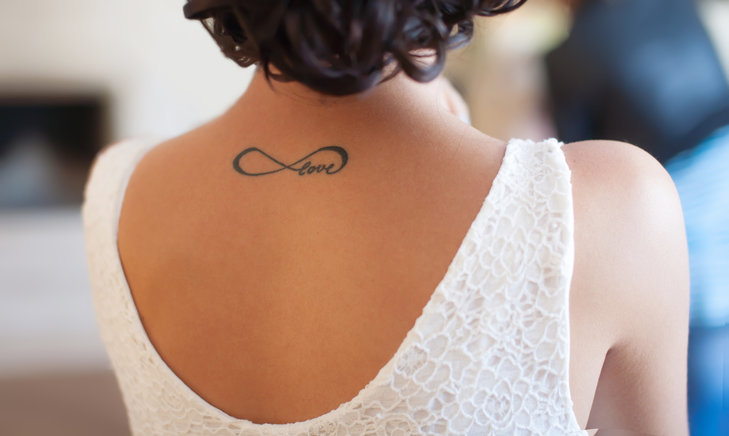 Minimalistyczny tatuaż-napis to ciekawy nośnik znaczeń
