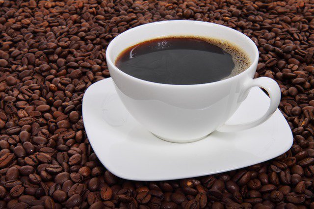 15. Pij kawęJeżeli ciężko ci wstać z rana, wypij filiżankę kawy. Kawa zawiera kofeinę, która pobudzi do działania bez dodatkowych kalorii, obecnych np. w napojach gazowanych czy energetycznych.
