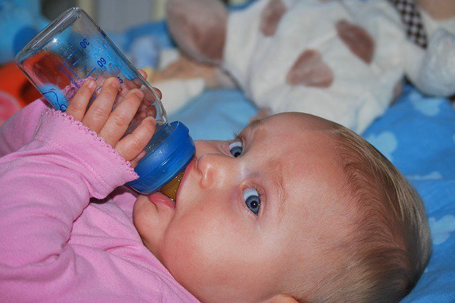 10. Szklana czy plastikowa?Twoje dziecko może wysyłać sygnały, które butelki lubi najbardziej. Warto jednak rozważyć kilka rzeczy przed zakupem. Butelki plastikowe są lżejsze i nie ma takiej możliwości, aby zostały stłuczone. Boisz się, że mogą one zawierać w składzie szkodliwy dla dziecka bisfenol (BPA)? W chwili obecnej jest zakaz sprzedaży butelek do karmienia mających w składzie ten związek. Z kolei butelki szklane są zdecydowanie bardziej trwałe i zdatne do użycia przez wiele miesięcy.