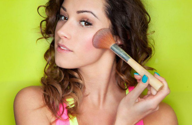 7. Jak aplikować bronzer?Efekt naturalnie muśniętej słońcem skóry uzyskasz poprzez aplikację bronzera okrężnymi ruchami przy użyciu pędzla. Dzięki temu produkt równomiernie rozprowadzi się w obrębie danych obszarów twarzy.